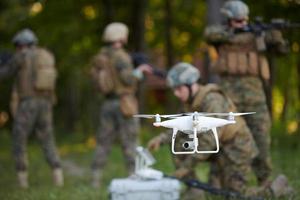 el escuadrón de soldados está usando drones para explorar foto