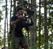 videógrafo tomando acción disparar de soldados en acción foto