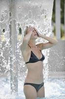 hermosa mujer relajarse en la piscina foto