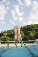 mujer relajarse en la piscina foto