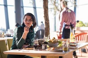 mujer joven almorzando en el restaurante foto