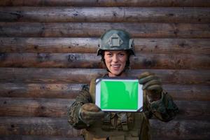 mujer soldado usando una computadora de tableta foto