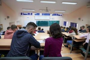 grupo de estudiantes en anfiteatro foto