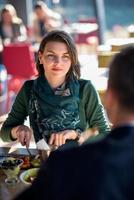 pareja joven disfrutando del almuerzo en el restaurante foto