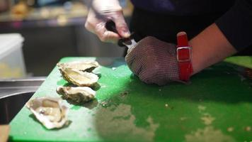 ouvrir les coquilles d'huîtres avec un petit couteau video