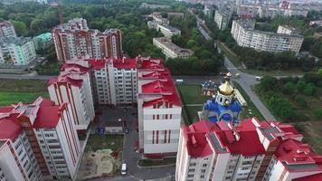 vista aérea do campo com complexo residencial na área de kyiv ucrânia video
