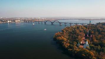 antenne visie van monastyrskyi eiland, in dnipro rivier- video