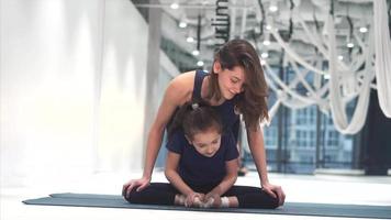 práctica de instructor y estudiante en el estudio de gimnasia video