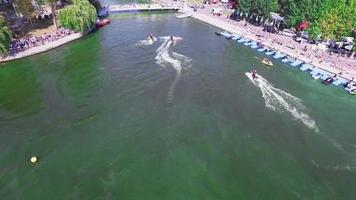 vue aérienne du rivage, promenade, bateaux à voile, jet ski video