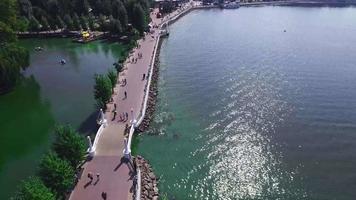 vista aérea de la costa, paseo marítimo, veleros, moto acuática video