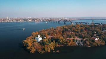 antenne visie van monastyrskyi eiland, in dnipro rivier- video