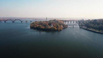 antenne visie van monastyrskyi eiland, in dnipro rivier- video