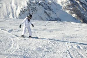 esquiar en nieve fresca en la temporada de invierno en un hermoso día soleado foto