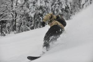 vista de snowboarder de estilo libre foto