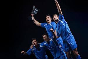 jugadores de fútbol celebrando la victoria foto