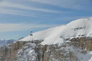 paisaje invernal con cabina de telesilla foto