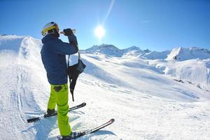 esquiar en nieve fresca en la temporada de invierno en un hermoso día soleado foto