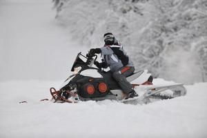 moto de nieve en la nieve foto