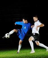 futbolistas en acción por el balón foto