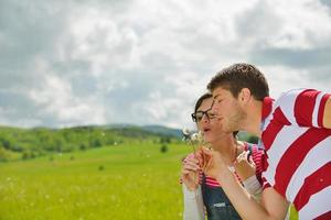 retrato, de, romántico, pareja joven, sonriente, juntos, al aire libre foto