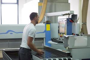 trabajador en una fabrica de muebles de madera foto