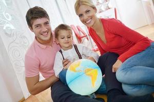 la familia se divierte con el globo foto