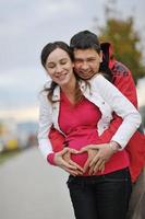 pareja feliz al aire libre foto