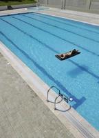 hermosa mujer relajarse en la piscina foto