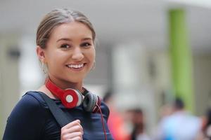 estudiante famoso con tecnología moderna en la escuela foto