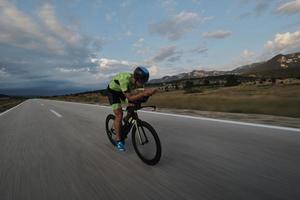 atleta de triatlón montando bicicleta foto