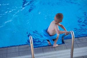 retrato de niño en la piscina foto