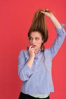 mujer jugando con su pelo largo y sedoso foto