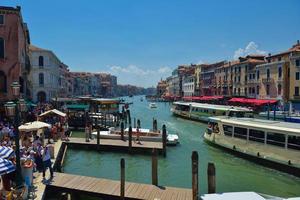 venecia, italia, 2022 - mujer turista tiene un hermoso tiempo de vacaciones en veneciavenecia italia foto