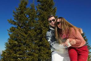 pareja joven en escena de nieve de invierno foto