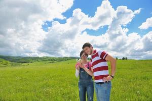 joven pareja romántica en el amor juntos al aire libre foto