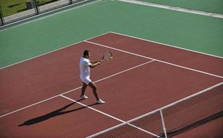 joven jugar al tenis foto