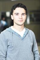 retrato masculino de estudiante en el campus foto