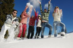 diversión de invierno con grupo de jóvenes. foto