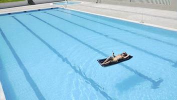 hermosa mujer relajarse en la piscina foto