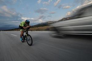 atleta de triatlón montando bicicleta foto