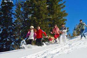 diversión de invierno con grupo de jóvenes. foto