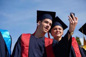 grupo de estudiantes en graduados haciendo selfie foto