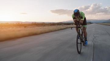 atleta de triatlon andando en bicicleta foto