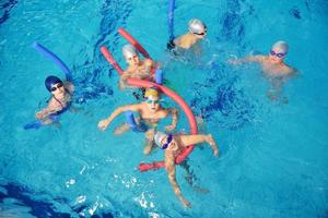 grupo de niños felices en la piscina foto