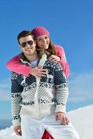 pareja joven en escena de nieve de invierno foto