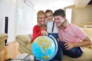 la familia se divierte con el globo foto