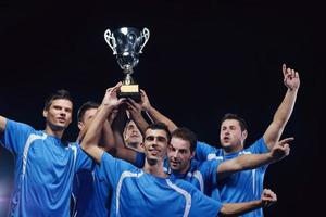 jugadores de fútbol celebrando la victoria foto