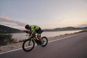 atleta de triatlón montando bicicleta foto