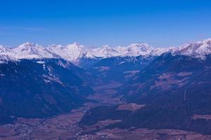 vista de las montañas de invierno foto