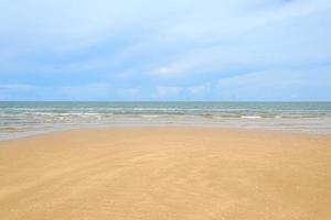 hermosa playa en un día claro en la provincia de phetchaburi, tailandia foto